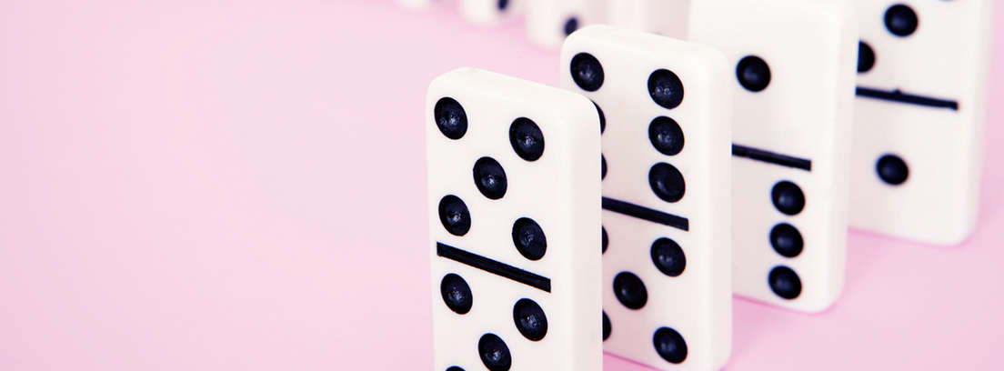 Jugar a las cartas o al dominó y charlar con los amigos, más beneficioso para el cerebro que entrenarlo con videojuegos