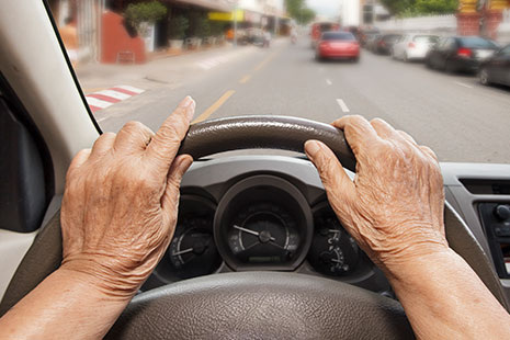 Tips para conducir las personas mayores