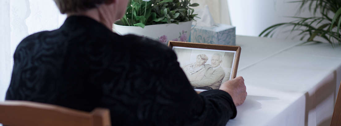 Cómo hacer un homenaje a una persona fallecida