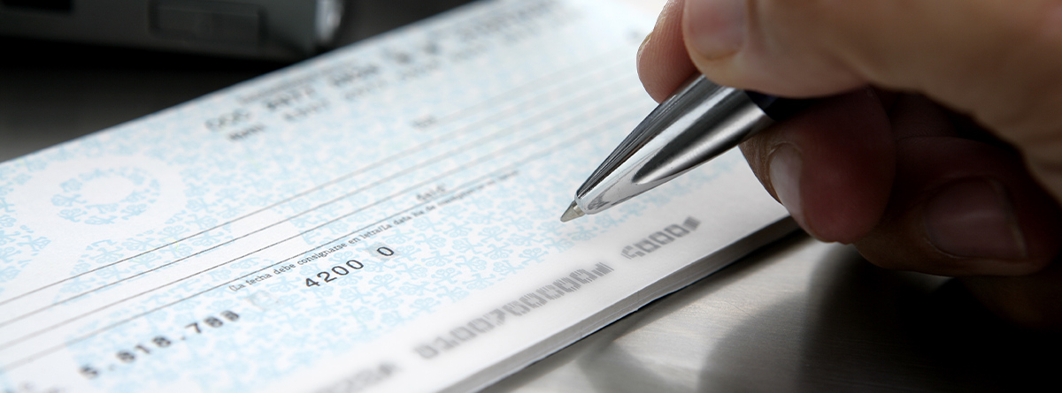¿Cómo cobrar un cheque bancario?