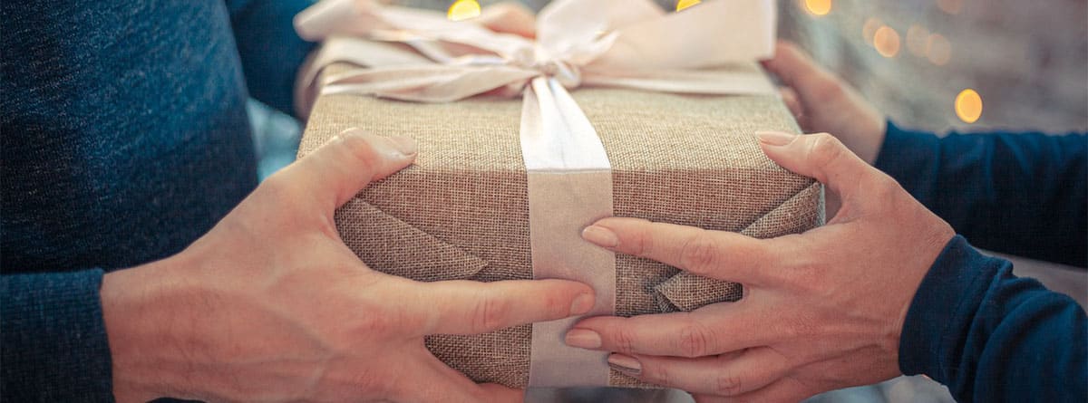 ¿Cómo tributan los regalos en especie?