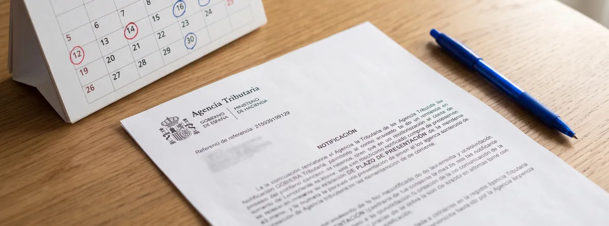  Notificación escrita de Hacienda junto a un calendario que señala los plazos para responder. 
